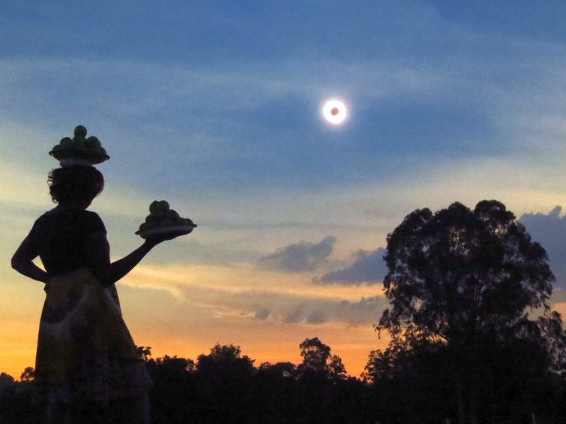Illustration for article titled Astounding Footage of Yesterday's Rare Hybrid Solar Eclipse
